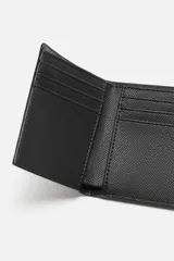 Billetera vertical negra de cuero texturizado con compartimento para billetes y tres ranuras para tarjetas en cada lado.