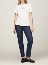 Remera blanca de algodón con cuello redondo y corte regular. Estampado frontal con el logo de Tommy Hilfiger en color rojo.