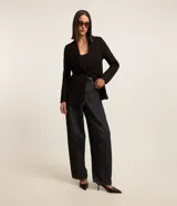 Blazer negro de punto roma con abotonado sencillo, corte entallado y solapas clásicas.