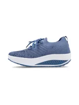 Zapatilla Hush Puppies ultra liviana y flexible con capellada de flyknit azul, efecto guante que se adapta a la forma de cada pie. Posee una serie de orificios pequeños que permiten la circulación del aire, lo que ayuda a mantener los pies frescos durante su uso. Cuenta con una plantilla de tecnología memory foam que otorga mayor amortiguación al caminar.