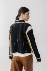Chaqueta tejida de lana merino y lambswool, con detalles bordados y botones en el frente.