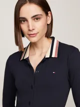 Vestido camisero midi de manga larga color azul marino, con cuello tipo chomba a rayas blancas, rosas y negras. Incluye cinturón con hebilla metálica y logo de Tommy Hilfiger bordado en el pecho.