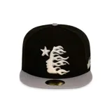 Gorra de béisbol negra con visera gris y logo bordado en blanco en el frente.