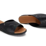 Zueco sandalia Usaflex de cuero negro con capellada elastizada y tecnología Care Juanetes.