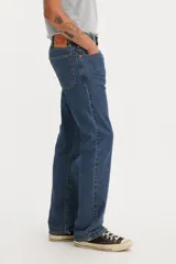 Pantalón de jean azul oscuro, corte bootcut, tiro medio y confección sin elasticidad.