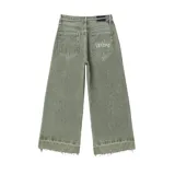 Pantalón jean verde con corte ancho, tiro alto y terminación desflecada.