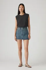 Minifalda de denim azul con cierre de botones frontal y bolsillos delanteros y traseros.