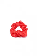 Colero satinada color rojo, ideal para recogidos y estilos elegantes.