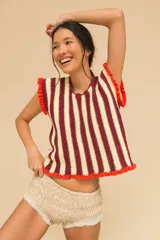 Top tejido a crochet a rayas verticales color azul marino y blanco, con volados en los bordes.