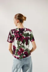 Camiseta de algodón color rosa con estampado de flores.