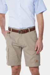 Bermuda cargo color gris oscuro, con bolsillos laterales y traseros con solapa. Incluye cinturón de cuero marrón.