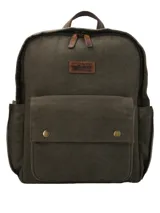 Mochila de canvas encerado color verde oliva con detalles en cuero marrón. Cuenta con un compartimento principal con cierre, bolsillo delantero con solapa y cierre de broches imantados, bolsillos laterales con solapa y cierre de broche imantado, bolsillo interior con cierre y correas de hombro ajustables.