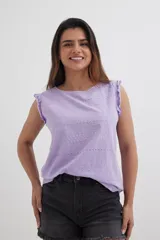 Blusa lila con bordado calado, sin mangas y con volados en los hombros.