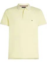 Chomba amarilla de algodón orgánico y lino, con cuello clásico, cartera de dos botones y logo bordado en el pecho.