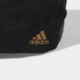 Gorro de béisbol Adidas de color negro con el logo de Adidas en dorado en el frente. Presenta una corona de seis paneles, visera curva y cierre trasero regulable a presión.