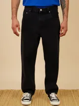 Pantalón de jean negro, corte baggy y tiro alto.