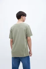 Remera color verde oliva de algodón con cuello redondo y mangas cortas.