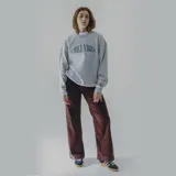 Buzo gris con estampado frontal que dice 'CHILL VIBES' y diseño oversize.