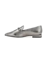 Zapato tipo mocasín plateado de cuero, con punta fina y detalle de cadena metálica plateada en el empeine.
