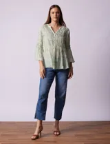 Blusa de gasa estampada color salmón con flores blancas, marca Ruby Rd. Cuello a la base, escote en V y abertura central con botones. Delantera con plisados. Largo de manga ¾ con terminación amplia.