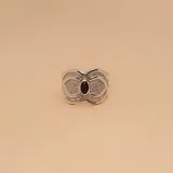 Anillo ancho de plata 925 con diseño calado y una piedra ovalada negra en el centro.