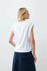 Musculosa verde agua con cuello redondo y sisas con detalle de vainillas.