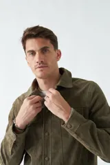 Campera de gamuza negra con cuello medio y bolsillos tipo cartera.