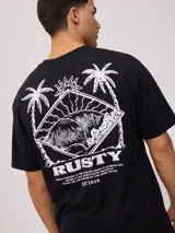 Remera blanca de algodón con cuello redondo y estampado del logo de la marca Rusty en el pecho.