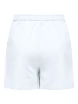 Short blanco de tiro alto con cintura elastizada, bolsillos laterales, trabillas para cinturón y cierre con botón.