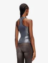 Musculosa plateada con espalda deportiva, cuello redondo y corte ajustado.