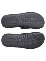 Sandalia tipo slide negra para hombre, con tira ancha ajustable mediante velcro que presenta un logo circular blanco. La plantilla es de espuma viscoelástica para mayor comodidad.