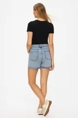 Short de jean color blanco, de calce alto y corte ajustado al cuerpo.