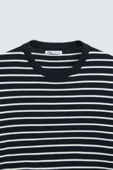 Camiseta de hombre de punto con mezcla de viscosa, a rayas horizontales blancas y azul marino. Tiene cuello redondo, manga corta y terminaciones en rib.
