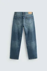 Pantalón de jean celeste de corte recto, con cinco bolsillos y cierre frontal con botones.