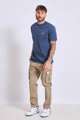 Remera azul marino de algodón con cuello redondo y manga corta. Presenta un pequeño bordado de un pájaro en el área del pecho.