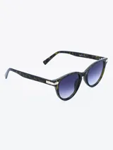 Lentes de sol con montura redonda de carey en tonos verde y marrón, con detalles metálicos plateados en los laterales. Los cristales son degradados en tonos azul y violeta.