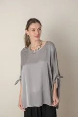 Blusa italiana holgada de color negro con cuello redondo y mangas 3/4 con detalle de lazos.