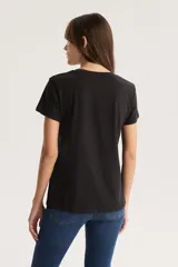 Remera negra de algodón con calce estándar y logo de Levi's bordado en el pecho.