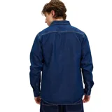 Camisa de denim azul con dos bolsillos frontales con botón y logo de la marca en uno de ellos.