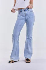 Pantalón de jean celeste de tiro medio, corte ajustado hasta la rodilla y acampanado en la parte inferior, con lycra y terminación desflecada.