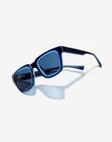Lentes de sol unisex Hawkers, con montura cuadrada azul y lentes espejados azules.