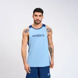 Musculosa de training celeste con cuello y laterales en azul marino. Logo de Umbro estampado en el pecho.