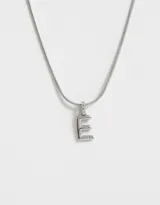 Cadena plateada de acero quirúrgico con dije de letra "B" con strass incrustados.