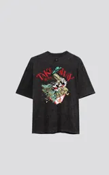 Remera negra de algodón con cuello redondo y calce oversize. Estampado en la espalda con diseño de Mickey y Minnie Mouse en un dragón chino, con la frase "Take Away".