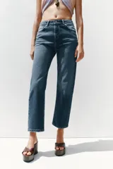 Jeans de tiro alto con cinco bolsillos, efecto lavado y pernera recta.