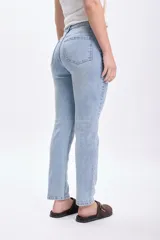 Pantalón de jean de corte recto, color azul claro con lavado claro.
