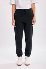 Pantalón de jogging negro con cintura elástica y cordón ajustable.
