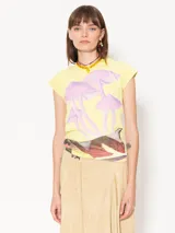 Musculosa amarilla con estampado de hongos en tonos lila y detalle de paisaje en la parte inferior.