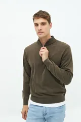 Buzo de punto color gris claro con medio cierre, cuello alto y logo bordado.