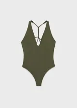 Traje de baño entero verde oliva con escote en V y tirantes anchos cruzados en la espalda.